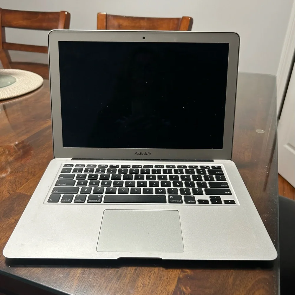 Apple MacBook Air - Sleek Silver Design